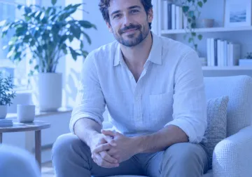 Psicólogo en una consulta luminosa con una suave tonalidad azul