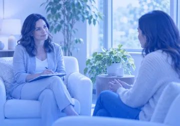 Conversación de terapia en un espacio tranquilo y luminoso